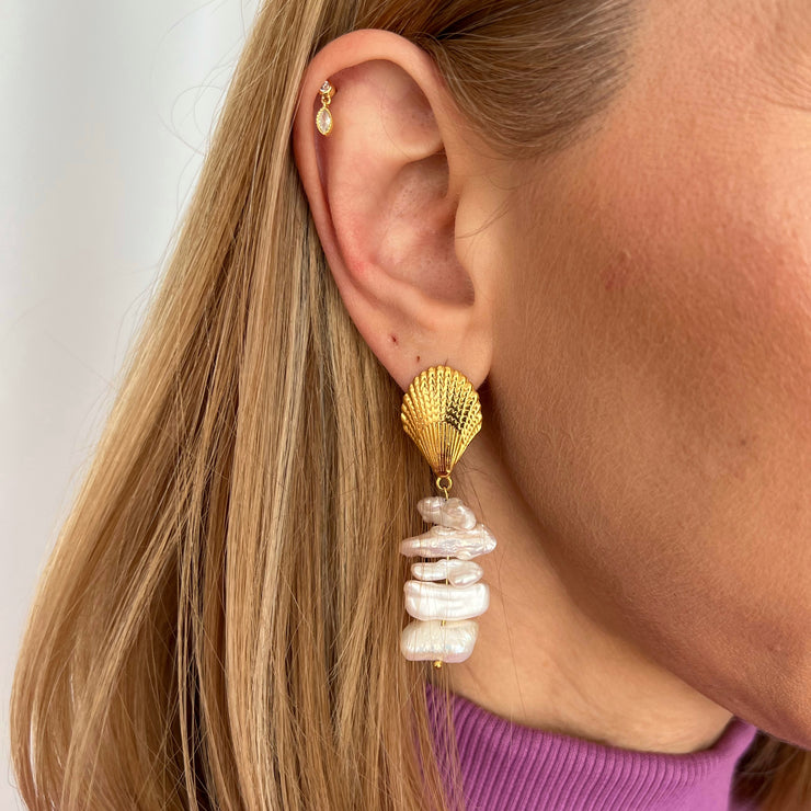 Bora pearl earrings on